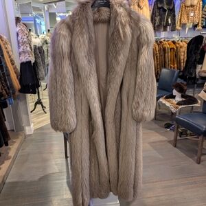 Luxurious Fur Amber Fox Beautiful Coat in Beige Excellent